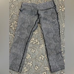 Nike 3/4 -Length Black and White Swirl Leggings - excellent condition women’s sm